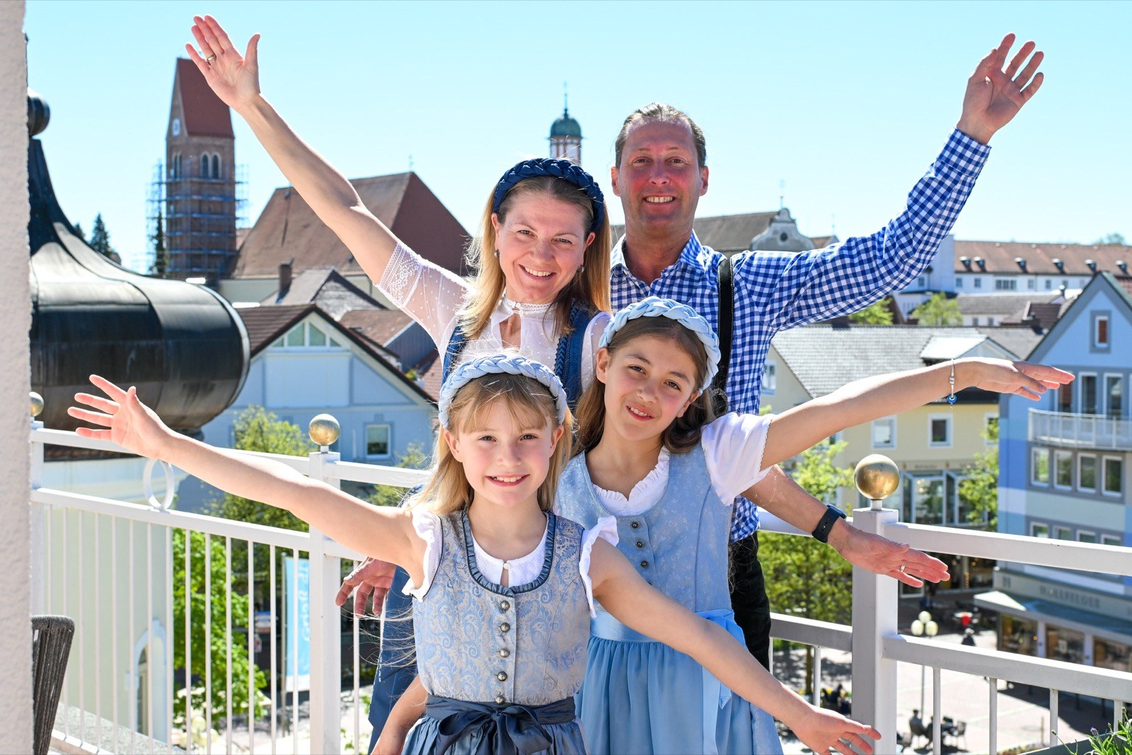 Familie des Kurhotels Roswitha auf dem Balkon in Bad Wörishofen