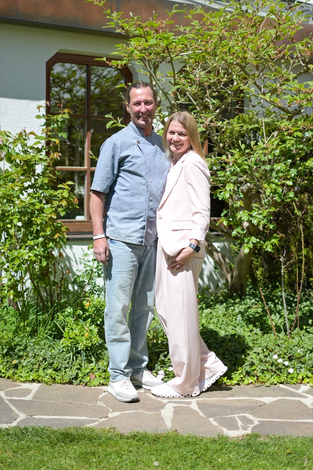 Gastgeberpaar des Kurhotels Roswitha im Garten
