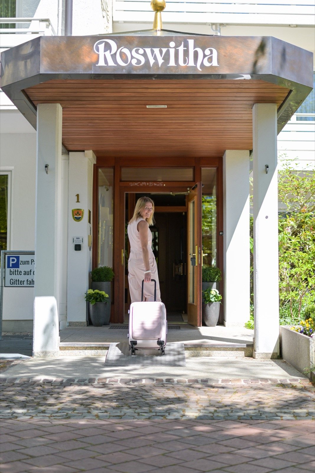 Ankommen am Eingang des Kurhotels Roswitha